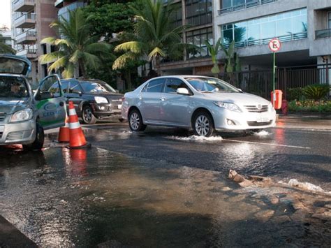 G1 Carro cai em buraco aberto por vazamento de água em Ipanema Rio