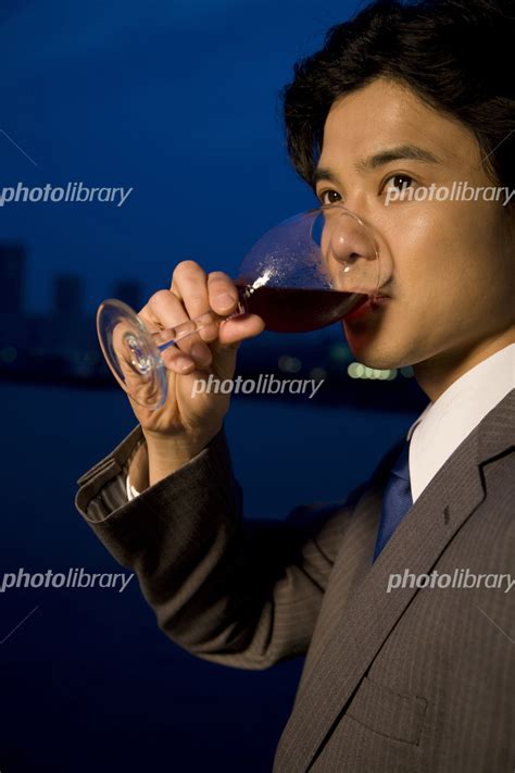 ワインを飲む男性 写真素材 6908997 フォトライブラリー Photolibrary