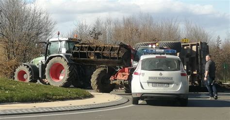 Bourg En Bresse La Remorque Dun Tracteur Se Renverse Sur La D