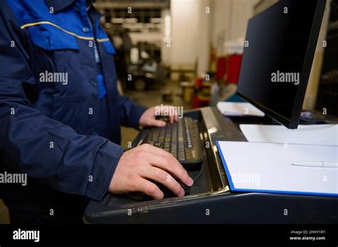 Imagen recortada de técnico ingeniero mecánico de garaje