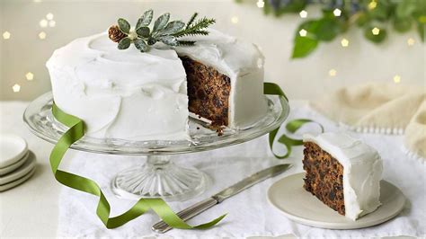 How to ice a Christmas cake the easy way - BBC Food