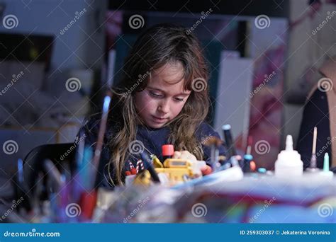 Desenho De Menina De 67 Anos Imagem De Stock Imagem De Brincalhona