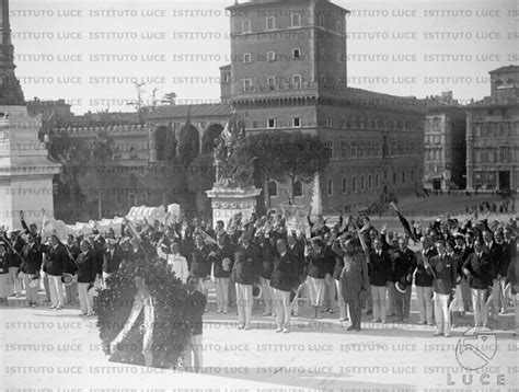 Il Duca Di Spoleto Aimone D Aosta Un Gruppo Di Partecipanti Al Raduno