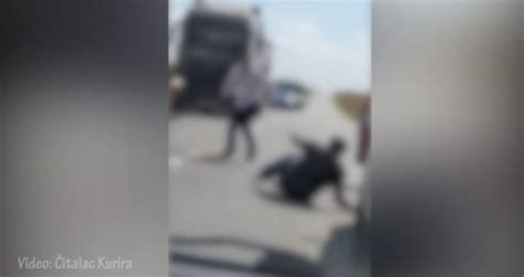 VIDEO Brutalni okršaj nasred ceste Jedan drugog mlatili letvom niko