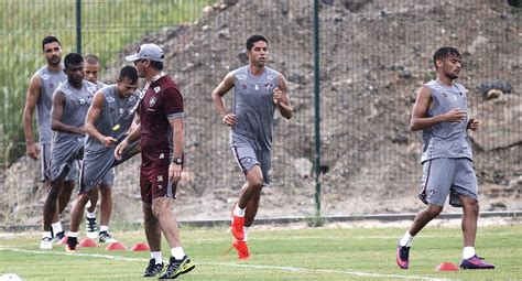 Sob Forte Chuva Elenco Tricolor Faz Treino T Cnico No Ct Fluminense