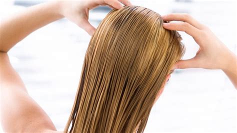 Cheveux gras découvrez lingrédient miracle et naturel pour un cuir