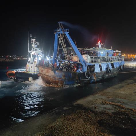 Lampedusa Subito Dopo Il Naufragio Un Maxi Sbarco Soccorsi Su Un