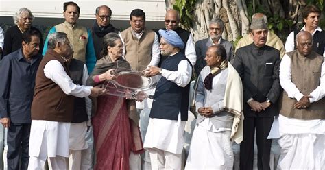 Manmohan Senior Leaders Greet Sonia As Congress Chief Turns 70