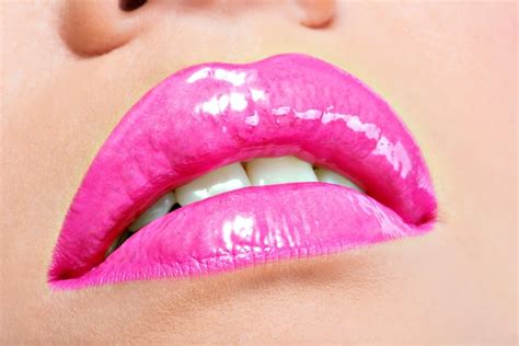 Primer plano hermosos labios femeninos con lápiz labial rosa