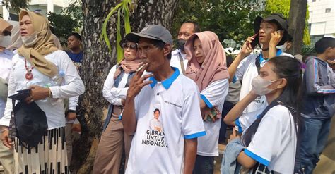 Massa Berkaos Foto Gibran Mulai Terlihat Jelang Putusan Mk