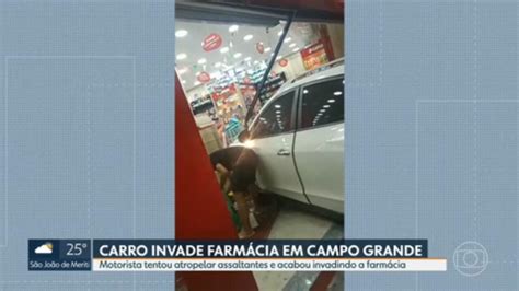 Carro Invade Farm Cia Ap S Motorista Tentar Escapar De Assaltantes Em