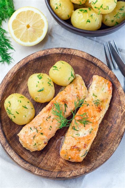 Saumons Cuits Au Four En Sauce Crémeuse Avec La Jeune Pomme Vapeur