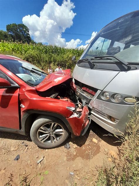 Colisão entre ônibus escolar e carro deixa uma pessoa ferida