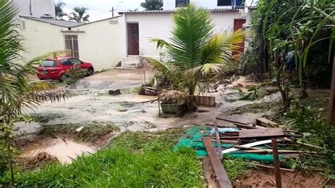 Moradores registram estragos provocados por forte chuva na região norte