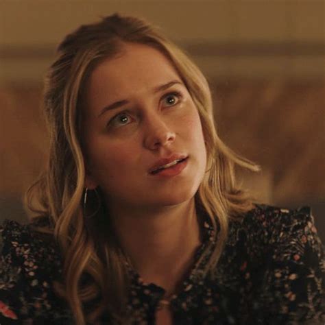 Elizabeth Lail As Guinevere Beck In You 2018 Elizabeth Lail