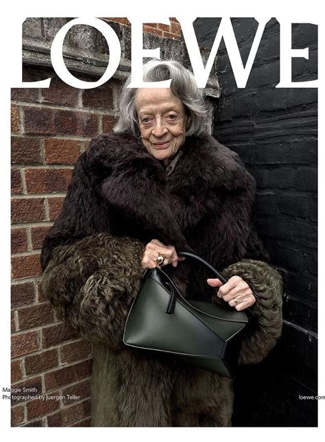 Loewe choisit Maggie Smith 88 ans comme nouvelle égérie