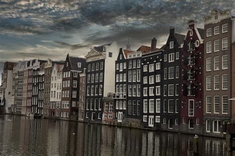 Casas Antigas De Amsterd Vista Dos Canais Foto Premium