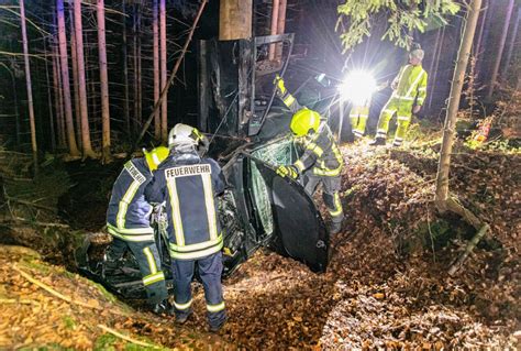 Schwerer Unfall im Erzgebirge PKW überschlägt sich im Wald und prallt