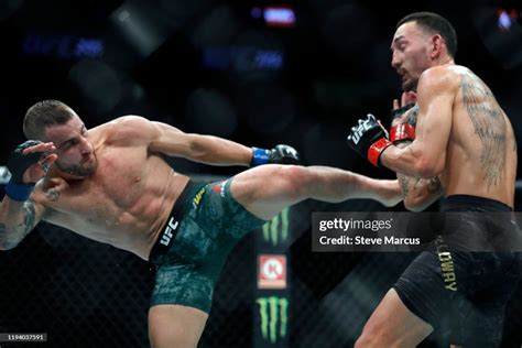 Alexander Volkanovski Kicks Ufc Featherweight Champion Max Holloway News Photo Getty Images