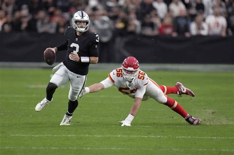 Patrick Mahomes Sets Record Chiefs Beat Raiders For Afcs Top Seed