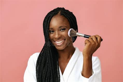 Hermosa Mujer Afroamericana Con Pincel De Maquillaje En Fondo Rosa Foto