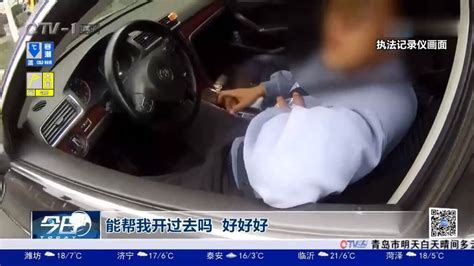 男子突发心绞痛，捂心口疼痛难忍，交警紧急护送就医腾讯视频