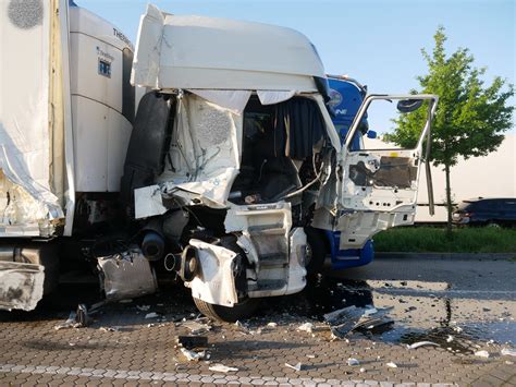 Lkw Verunfallt Auf Autobahnparkplatz Zwei Verletzte Und Hoher