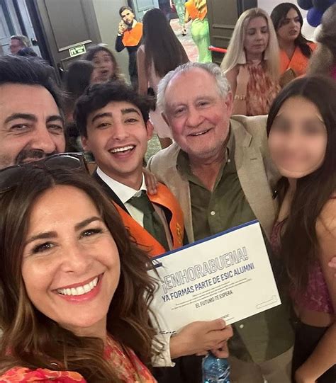 Nuria Roca y Juan del Val asisten orgullosos a la graduación de su hijo