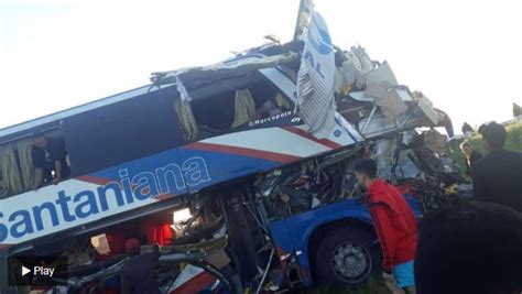 Choque Brutal Entre Un Colectivo De Larga Distancia Y Un Camión En