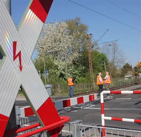 Zugunfall in Eller Stadt fordert Bahn auf Vollschranken zu prüfen WELT