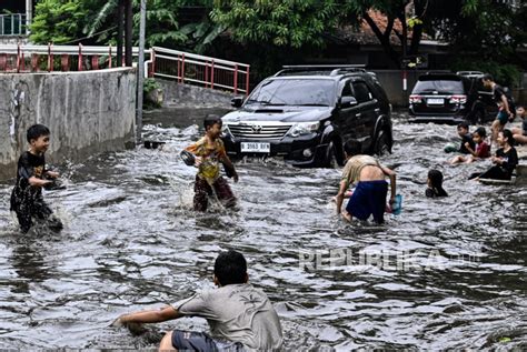 Banjir Luapan Kali Krukut Di Jakarta Republika Online