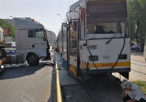 Un Tir A Intrat N Tramvaiul N Ghencea Trafic Blocat Spotmedia Ro