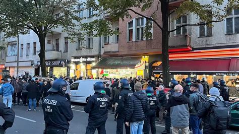 Ausschreitungen In Berlin Neuk Lln Pyro Flaschenw Rfe Und Festnahmen