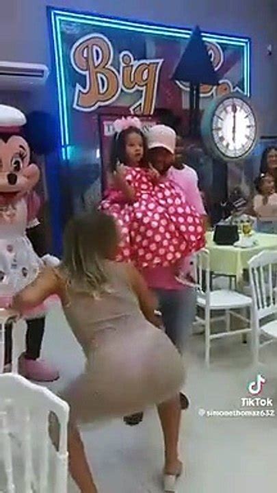 Mulher viraliza após dançar funk de vestido transparente em aniversário