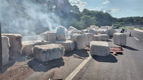 Tombamento De Carreta Deixa Duas Pessoas Feridas Na BR 050 Em Araguari