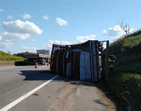 Caminh O Carregado De Telha Tomba Em Trecho Da Via Dutra Que Passa Por