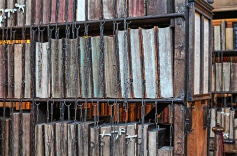 Livros Antigos Na Prateleira Da Biblioteca Foto Premium