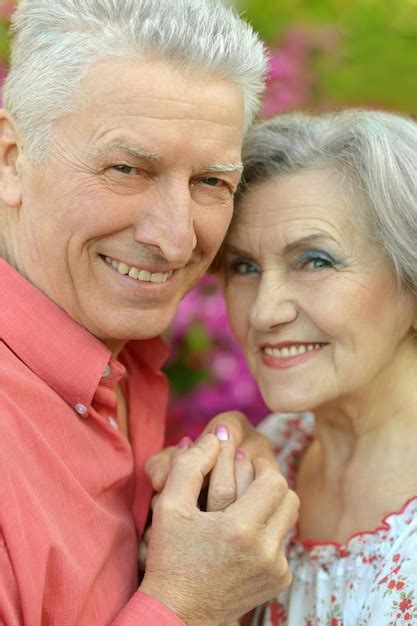 Retrato de una feliz pareja de ancianos abrazándose Foto Premium