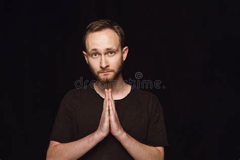 Retrato Ascendente Cercano Del Hombre Joven Aislado En Fondo Negro Del