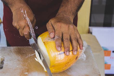 Memotong Kelapa Dengan Parang Foto Stok Unduh Gambar Sekarang Alam