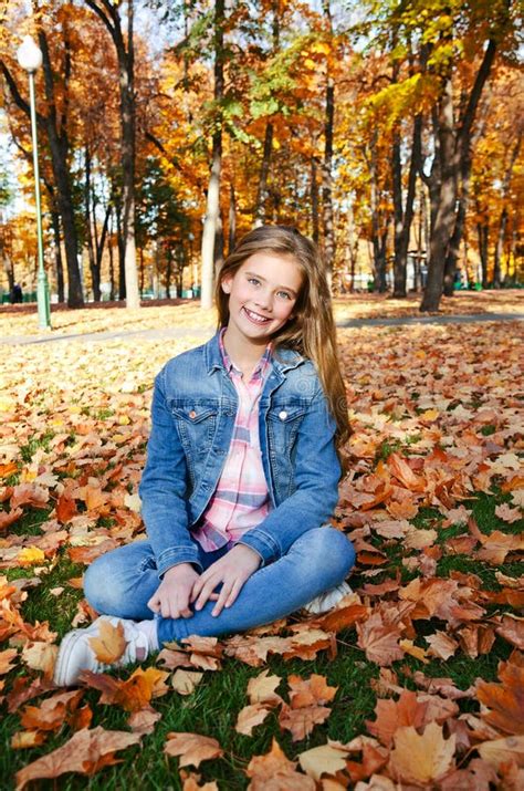 Retrato Oto Al De Una Adorable Sonriente Ni A Preadolescente Sentada En