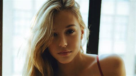 Smile Alexis Ren Blonde Long Blonde Hair