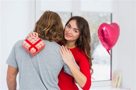 Retrato De Um Sorrindo Mulher Jovem Segurando Caixa Presente