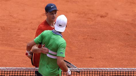 French Open Novak Djokovic Verletzt Sich Am Knie Und Gibt