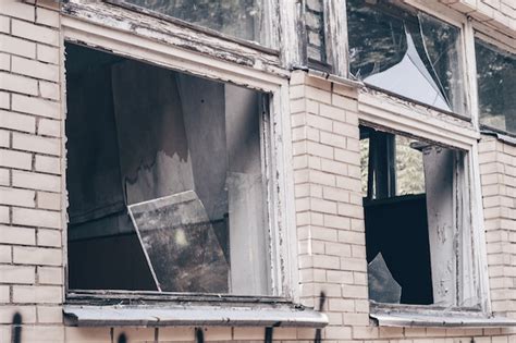 Vidrios Rotos En Las Ventanas Del Edificio Antiguo Y Abandonado Con