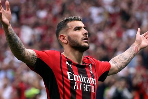 Diburu Bayern Munich AC Milan Siapkan Kontrak Baru Untuk Theo