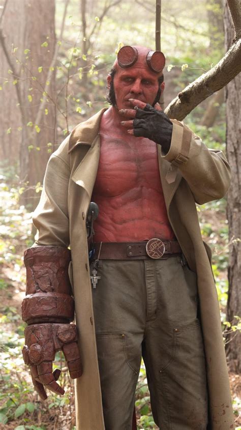 Jack Kesy Als Hellboy Auf Dem Ersten Ganzk Rperfoto Aus Hellboy The