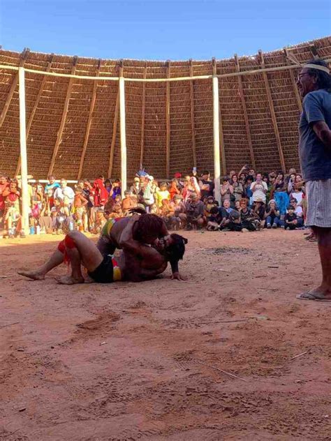 Ind Genas Levam Esporte Tradicional E Rituais Para A Aldeia Multi Tnica