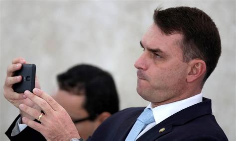 Flávio Bolsonaro renuncia ao cargo de terceiro secretário da Mesa