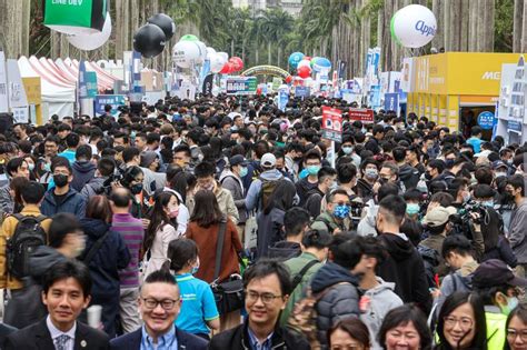 台大校園徵才博覽會登場（1）圖 中央通訊社 Line Today